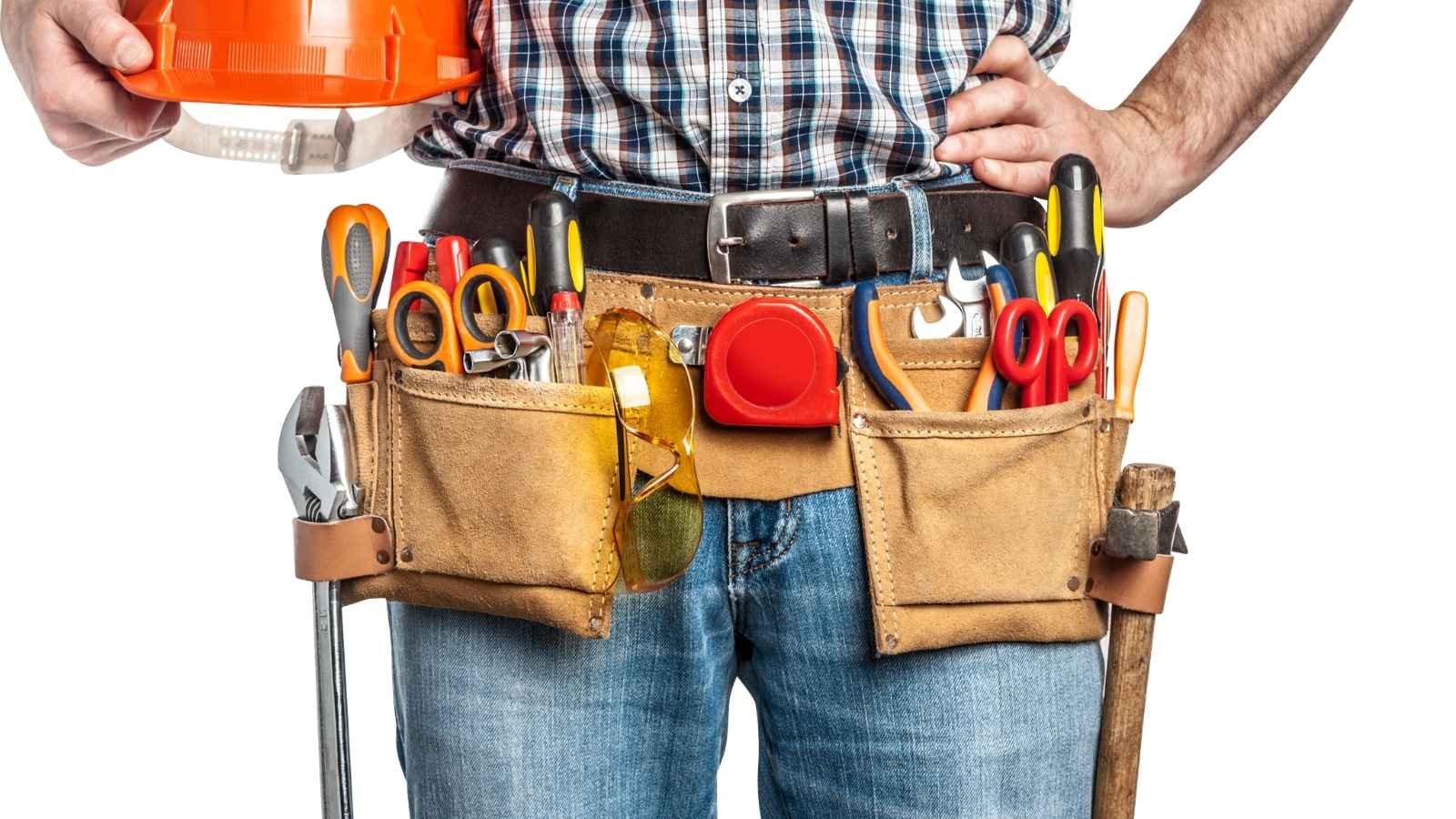 Technician providing AC repair service in Dubai